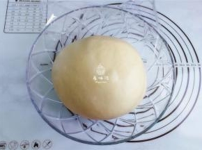 把揉好的面团放入盆中，放入冰箱冷藏发酵，也会发到二倍大。