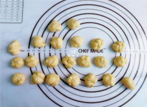 把面团拿出来揉搓排气，分割成24份，1个小面团是15克。