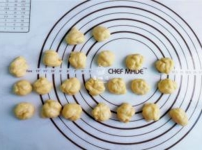 把面团拿出来揉搓排气，分割成24份，1个小面团是15克。