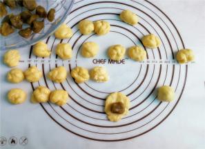 小面团按压扁，包入8-10克馅料，封口揉圆备用。