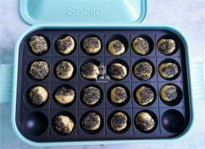 我用是多功能锅子的丸子煎盘来烤制，加盖中火慢慢烤制。