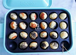 面团遇热会慢慢膨胀起来，用牙签来转动这个面包球