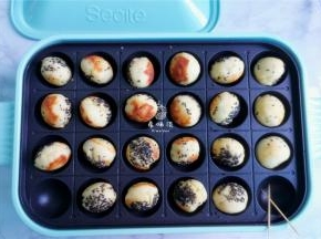 面团遇热会慢慢膨胀起来，用牙签来转动这个面包球