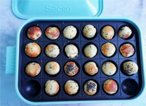 最后面包球外脆里软，馅香特美味，牙签扎下来看看熟否？