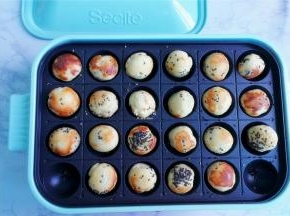 最后面包球外脆里软，馅香特美味，牙签扎下来看看熟否？