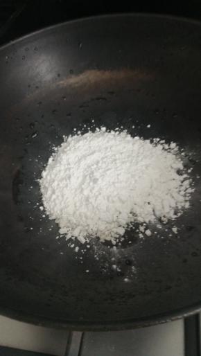 锅中倒入红薯粉