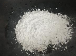 锅中倒入红薯粉