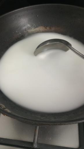 拿勺子把它搅拌均匀，使红薯粉化开!