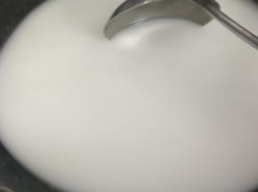 拿勺子把它搅拌均匀，使红薯粉化开!