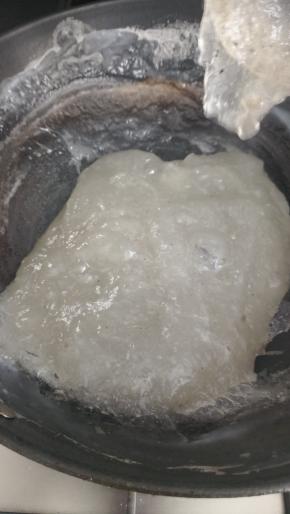 上面大气泡，颜色变成透明状，就熟了，关火，出锅