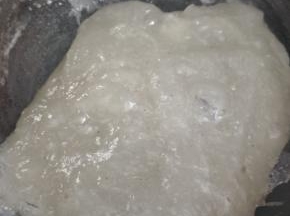 上面大气泡，颜色变成透明状，就熟了，关火，出锅
