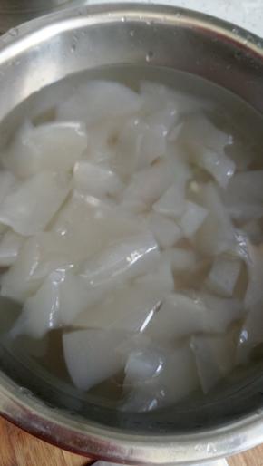 然后盆里倒入凉水，把凉水放进水里，切成长条!