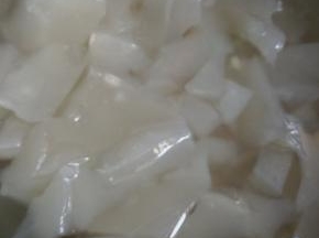 然后盆里倒入凉水，把凉水放进水里，切成长条!