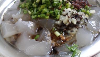 加入自己喜欢吃的调料就可以享用了，特好吃!比外面卖的凉粉，凉皮都好吃!