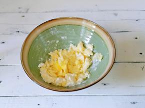 用硅胶铲搅拌均匀。