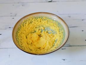 再加入一半蛋液，同样打至完全融合即可。