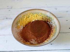 用刮刀翻拌均匀。