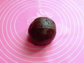 再揉成面团，盖上保鲜膜，放入冰箱冷藏松弛20分钟。