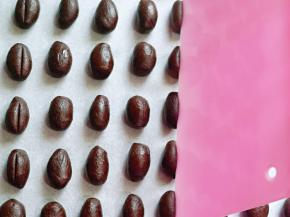 再用刮刀在每个豆豆中间轻轻压一下。