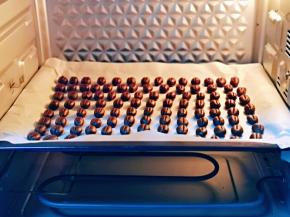 将烤盘放入烤箱中层，烤箱提前预热5分钟。