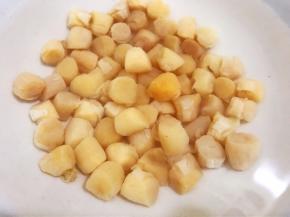 瑶柱用清水泡发2个小时
圆糯米和脱皮绿豆用清水泡发2个小时