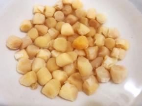 瑶柱用清水泡发2个小时
圆糯米和脱皮绿豆用清水泡发2个小时