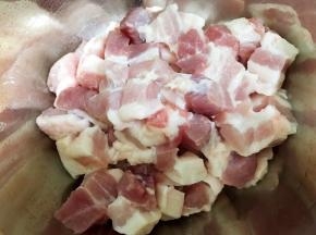 五花肉去皮洗净切块