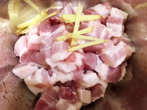 加入姜丝和朗姆酒，没有朗姆酒用高度白酒