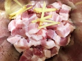 加入姜丝和朗姆酒，没有朗姆酒用高度白酒
