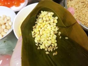 先加入2勺糯米和1勺绿豆