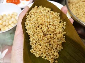 表面再盖上一层糯米压实后包好