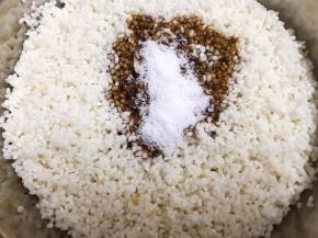 泡发好的糯米沥干水加入腌米料