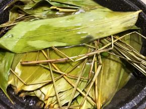 干粽叶清水浸泡2个小时后，放入锅中加水煮15分钟，捞出后用清水一片一片清洗干净备用