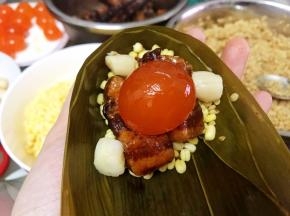 放入腌制好的五花肉，咸蛋黄，瑶柱