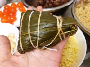 捆上棉绳，一个粽子就完成了