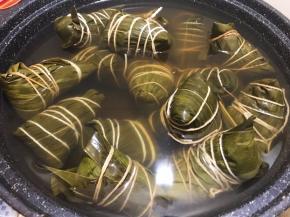 全部包好后放入锅里中火煮3个小时再闷一晚
或者高压锅压1个小时都可以