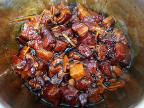 搅拌均匀后盖保鲜膜放入冰箱冷藏腌制一晚入味
这步提前完成