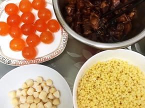 新鲜咸蛋敲出蛋黄直接使用
瑶柱和泡发好的绿豆沥干水备用