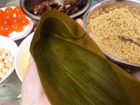 取两片粽叶折成漏斗状