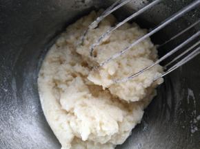 用手抽搅拌均匀，冷却备用