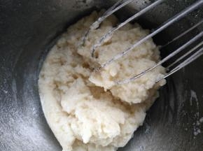 用手抽搅拌均匀，冷却备用