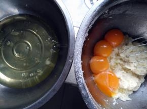 分蛋，将蛋白放进无油无水干净的盆里，蛋黄放进之前做好的面糊