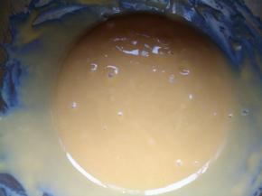 将蛋黄糊用蛋抽搅拌均匀