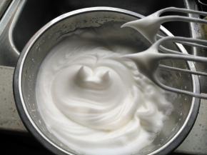 蛋清加入少许柠檬汁，分3次加入40克白糖，打发至湿性发泡