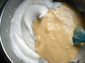 将混合好的蛋糕糊倒回蛋白盆