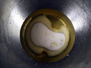 将牛奶、玉米油和10克白糖混合，搅拌均匀