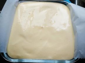 倒入剩下的蛋糕糊，用力震几下