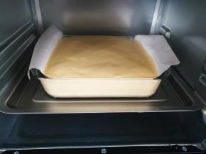 将盛水的烤盘放入烤箱最下层，预热好烤箱，将玻璃烤盘放在盛水的烤盘上，上下火180度，烘烤60分钟