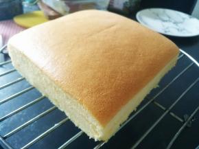 将蛋糕脱模，放在晾网上，揭开四周油纸，稍冷却即可切块享用