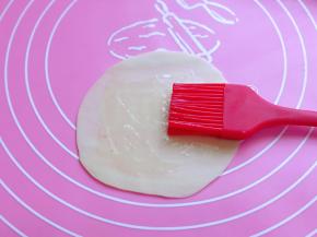 刷上橄榄油，食用油都可以，根据个人喜欢。